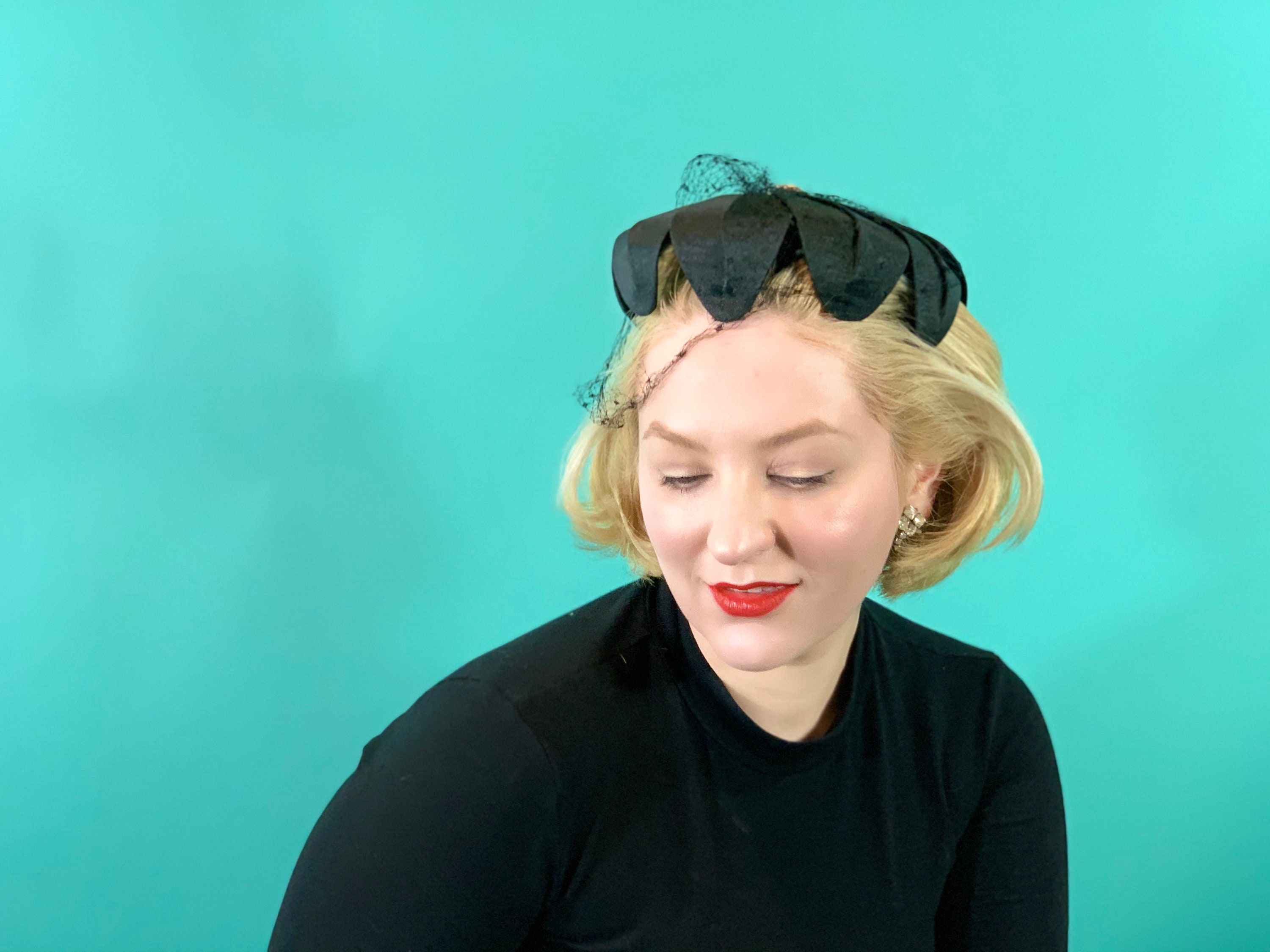 Vintage 1950s Petal Hat Round Black Abraham & Straus  display picture 1