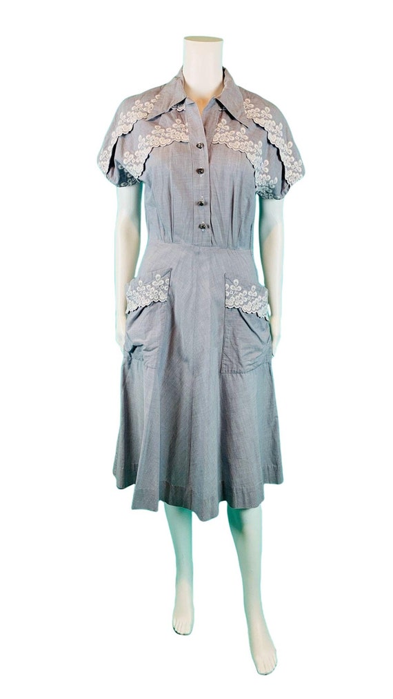 Vintage 1950s Chambray Dress Pockets Blue Embroid… - image 2