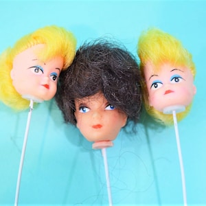 Vintage jaren 1970 Doll Heads Blonde Brunette Plastic op draad | Set van 3