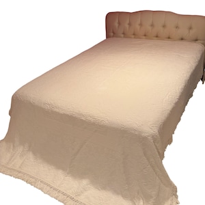 Vintage Bates Queen Elizabeth Bedspread White Cotton Matelasse Loomed Comforter Fringe Edge
