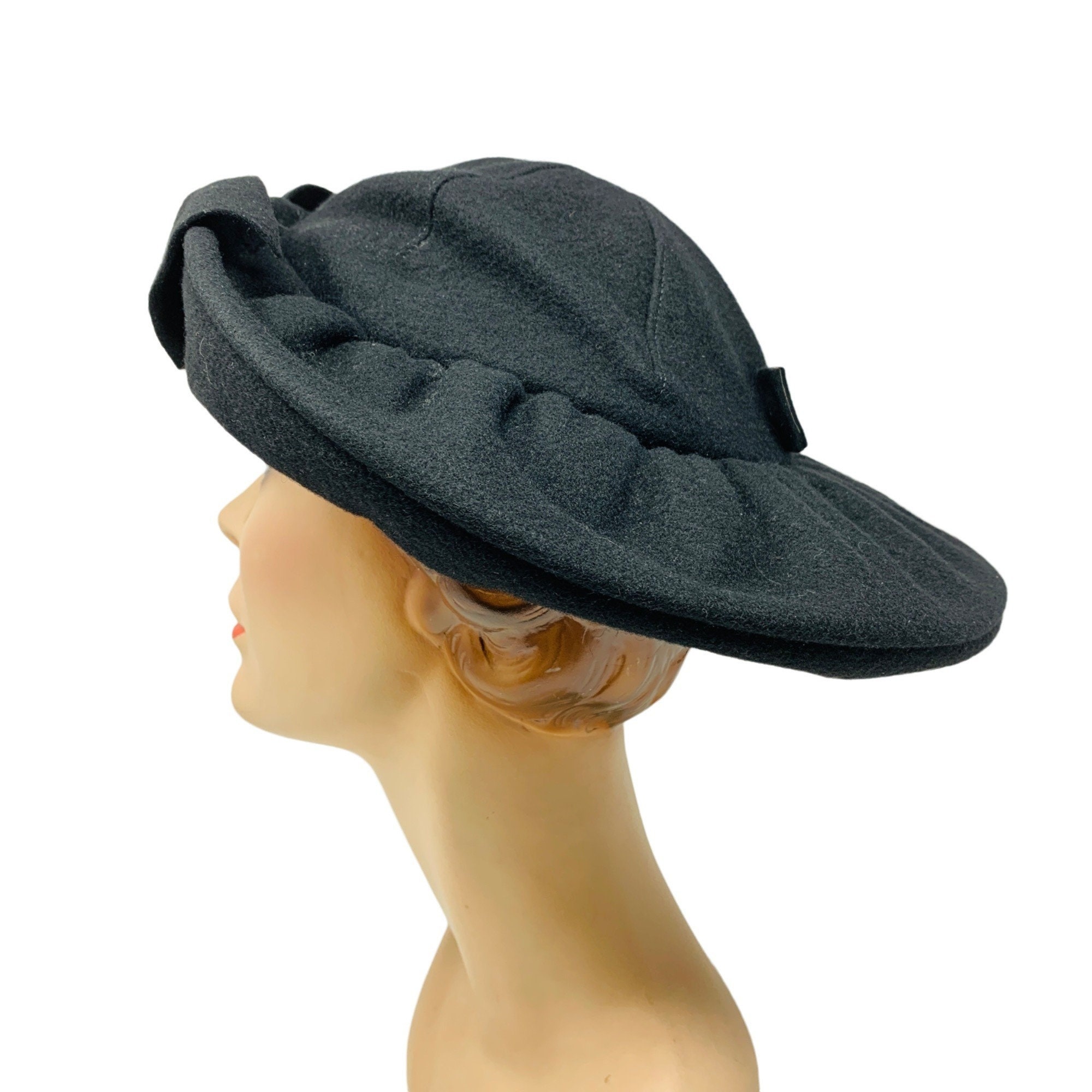 Vintage 1940s Black Wool Round Bow Hat With Arrow Brooch Details Vintage 1940s Black Wool Round Bow Hat With Arrow Brooch  main image 2