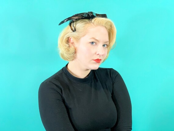 Vintage 1950s Black Patent Hat Bow & Feather Shiny Beret  display picture 2