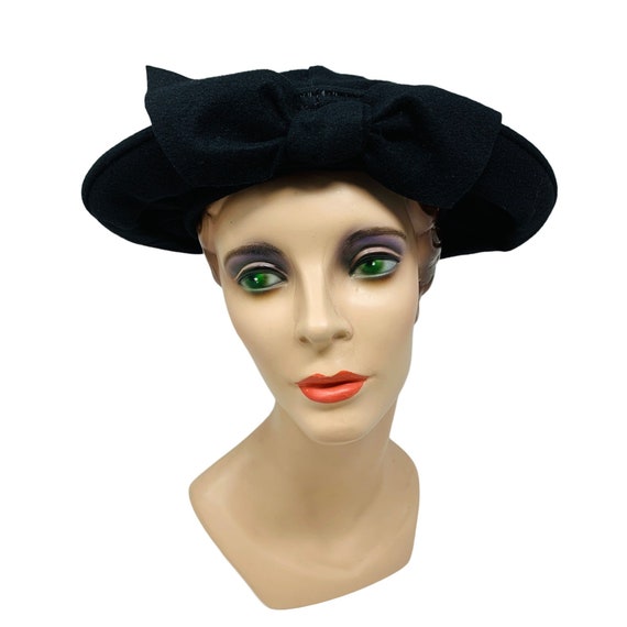 Vintage 1940s Black Wool Round Bow Hat With Arrow Brooch Details Vintage 1940s Black Wool Round Bow Hat With Arrow Brooch  main image 3