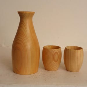 Vintage Ginji Hinoki Japanese Wooden Cypress Sake Bottle & 2 Cups