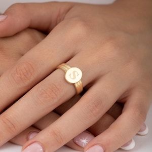 PERSONALISIERTE BUCHSTABEN RINGE | 14K Gold personalisierter Ring, personalisierter zierlicher Goldring | Jubiläumsgeschenk, Geschenk für Mama