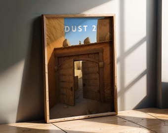 Könnte beinhalten: Ein gerahmter Druck einer Videospielkarte namens "Dust 2". Das Bild zeigt eine Tür mit einer Holztür und einem sandigen Hintergrund.