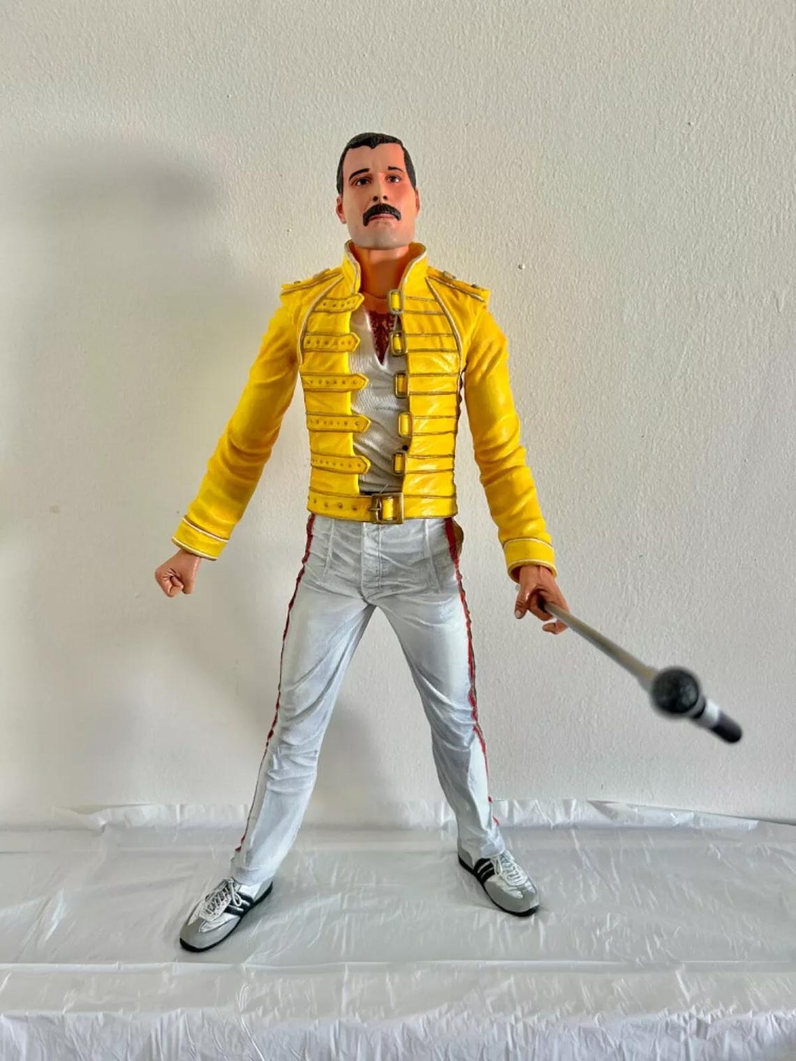 Figurine NECA Freddie Mercury – Queen – Veste Jaune Wembley – Édition 2024 – 18 Cm