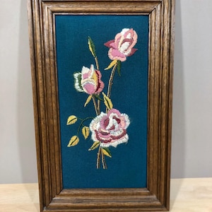 Bordado, bordado colorido, buquê de flores, imagem de outono, imagem bordada com moldura, moldura de madeira