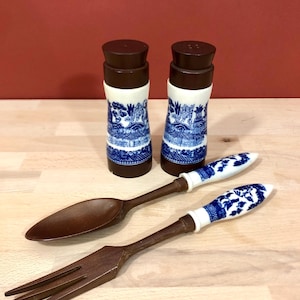 Può includere: Un set di saliera e pepe in ceramica blu e bianca con coperchi in legno, e un set di servizio per insalata in legno con manici in ceramica blu e bianca.