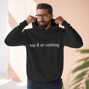 Puede incluir: Sudadera con capucha negra con texto blanco que dice "top 8 or nothing".