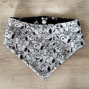 Snoopy & Woodstock Hundehalstuch | Doppelseitiger Cartoon Welpen Schal | Verstellbares Pup-Bandana mit Druckknopf | Hunde Bekleidung | Haustier Kleidung | Haustier Geschenke