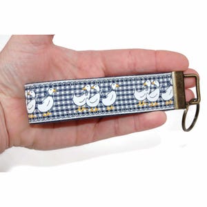 Llavero vintage de ganso con diseño de patos y gansos, tamaño mini o grande, con cuadros y lazo azul marino.