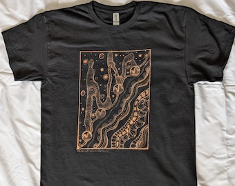 Diseño de garabato espacial abstracto a medida en camiseta negra. Diseño blanqueado en color cobre/óxido, hecho a mano, en camiseta negra.