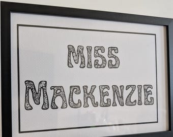 Cuadro con nombre. Regalo artesanal para profesores, amigos o vecinos. Diseño de letras con un estilo de dibujo original y divertido, realizado con rotuladores de punta fina negros.