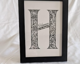 Letra inicial de arte original y caprichosa, enmarcada, dibujo a bolígrafo de punta fina negro, enmarcado, hecho a mano.