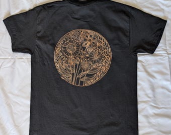Diseño floral redondo blanqueado personalizado en camiseta negra. Diseño blanqueado hecho a mano y a pedido, disponible para la parte delantera o trasera de la camiseta.