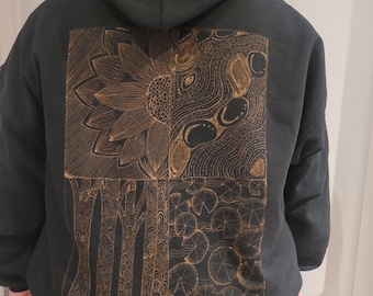 Diseño escénico personalizado de 4 cuadrados, blanqueado sobre sudadera negra. Hecho a mano y por encargo. Diseño en la espalda.