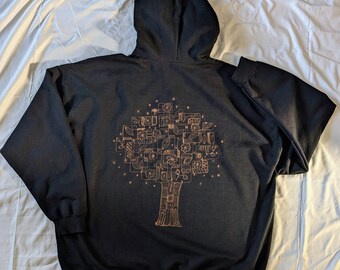 Diseño personalizado de árbol con garabatos teñidos con lejía sobre sudadera negra. Hecha a mano y a pedido. Diseño en la espalda.