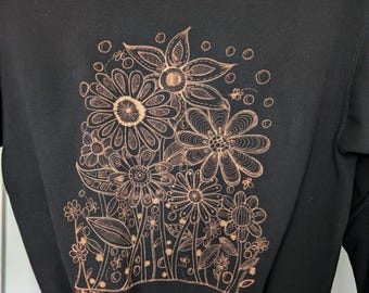 Sudadera negra con diseño de garabatos de flores blanqueadas. Hecha a mano y a pedido. Diseño en la parte delantera.