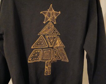 Suéter navideño alternativo. Diseño personalizado: árbol de Navidad blanqueado sobre sudadera negra. Hecho a mano por encargo.