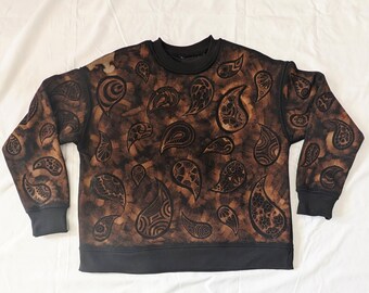 Sudadera negra con diseño de lágrima/cachemira orgánico teñido con lejía. Hecha a mano por encargo. Diseño en la parte delantera, trasera y mangas.