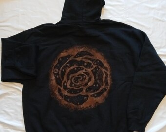 Diseño personalizado de rosa cósmica blanqueado sobre sudadera negra. Hecho a mano y por encargo. Diseño en la espalda.