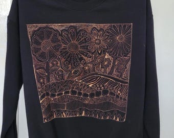 Sudadera negra personalizada con diseño de paisaje doodle de Bleach. Hecha a mano y por encargo. Diseño en la parte delantera.