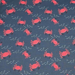 Katoenen stof met krabprint, marineblauwe strandstof op maat gesneden
