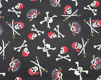 Puede incluir: Tela negra con un patrón repetido de calaveras blancas, huesos cruzados y espadas cruzadas. Algunas calaveras llevan pañuelos rojos con lunares blancos y sombreros de pirata negros. Las espadas tienen empuñaduras doradas.
