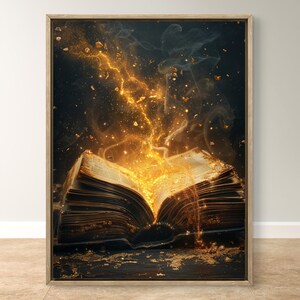 Könnte beinhalten: Gerahmter Druck eines offenen Buches, aus dessen Seiten goldenes Licht strahlt. Das Kunstwerk zeigt einen dunklen Hintergrund mit Rauchschwaden und goldenen Partikeln, wodurch eine magische und mystische Szene entsteht.