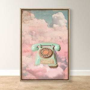 Könnte beinhalten: Eine weiße Keramik-Tasse mit schwarzem Henkel und dem Text "But First, Coffee" in schwarzer, fetter Schrift. Die Tasse steht auf einer weißen Oberfläche. Die Tasse ist etwa 10 cm hoch.