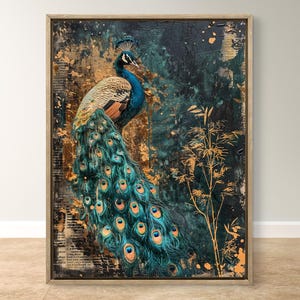 Könnte beinhalten: Gerahmtes Kunstwerk mit einem Pfau mit leuchtend blauen, türkisfarbenen und goldenen Federn. Der Vogel ist vor einem strukturierten Hintergrund mit dunkelblauen und goldenen Akzenten platziert. Das Kunstwerk befindet sich in einem Holzrahmen.