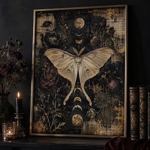 Puede incluir: Una impresi&oacute;n de arte mural rectangular enmarcada que presenta una gran polilla de color beige p&aacute;lido centrada sobre un fondo oscuro y texturizado. La obra incluye ilustraciones de flores oscuras, fases lunares doradas y texto superpuesto.