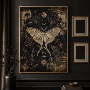 Puede incluir: Una impresi&oacute;n de arte mural rectangular en un marco dorado que presenta una polilla grande y p&aacute;lida centrada sobre un fondo oscuro y texturizado. La obra incluye ilustraciones de fases lunares, elementos florales oscuros y texto manuscrito.