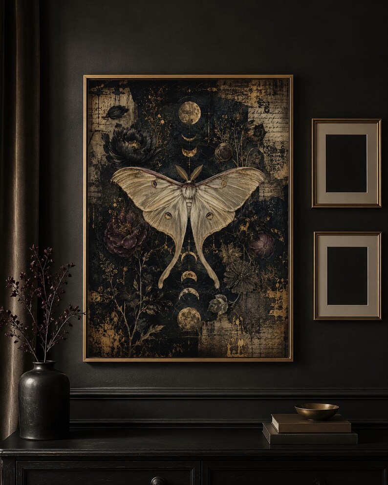 Puede incluir: Una impresi&oacute;n de arte mural rectangular en un marco dorado que presenta una polilla grande y p&aacute;lida centrada sobre un fondo oscuro y texturizado. La obra incluye ilustraciones de fases lunares, elementos florales oscuros y texto manuscrito.