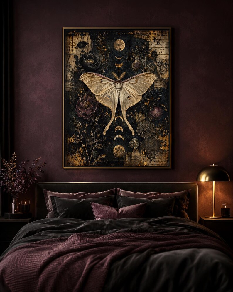 Puede incluir: Una l&aacute;mina de arte mural enmarcada que muestra una polilla grande y p&aacute;lida centrada sobre un fondo oscuro y texturizado. La composici&oacute;n incluye fases lunares doradas, elementos florales dispersos y texto tenue en tonos negros, dorados y marrones.