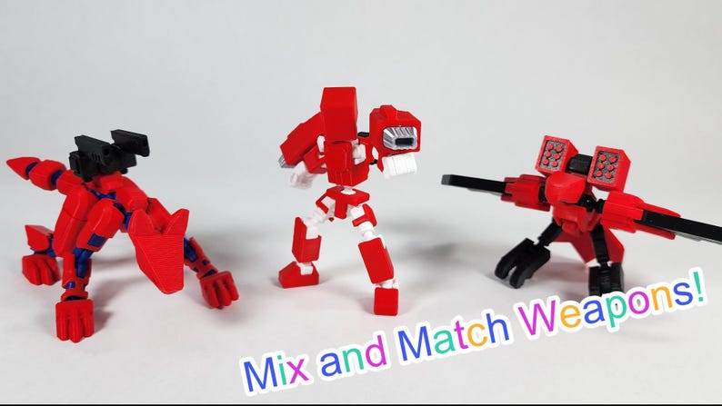 Puede incluir: Tres robots de juguete rojos y negros en diferentes poses, hechos de bloques de construcci&oacute;n. El texto "Mix and Match Weapons!" est&aacute; escrito en colores en la parte inferior de la imagen.