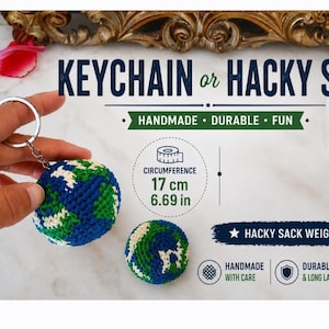 Könnte beinhalten: Ein blau, grün und weiß gehäkelter Hacky Sack oder Schlüsselanhänger. Der Umfang beträgt 17 cm (6,69 Zoll). Der Text lautet "KEYCHAIN or HACKY S", "HANDMADE", "DURABLE" und "FUN".