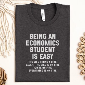 Lustiges Ökonomie Studenten T-Shirt, Ökonomie Major Geschenk, College Humor T-Shirt, Universität Stress Shirt, On Fire Meme, sarkastisches akademisches T-Shirt