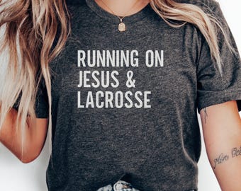 イエスとラクロスのTシャツ、宗教的なスポーツTシャツ、クリスチャンアスリートへのギフト、面白いラクロス愛好家、信仰に基づいたグラフィックTシャツ