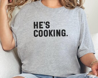 Il cuisine des t-shirts, chemise de chef drôle, chemises de cuisine, cadeau pour chefs cuisiniers, t-shirt culinaire, t-shirts graphiques He is Cooking, t-shirts dicton de chef