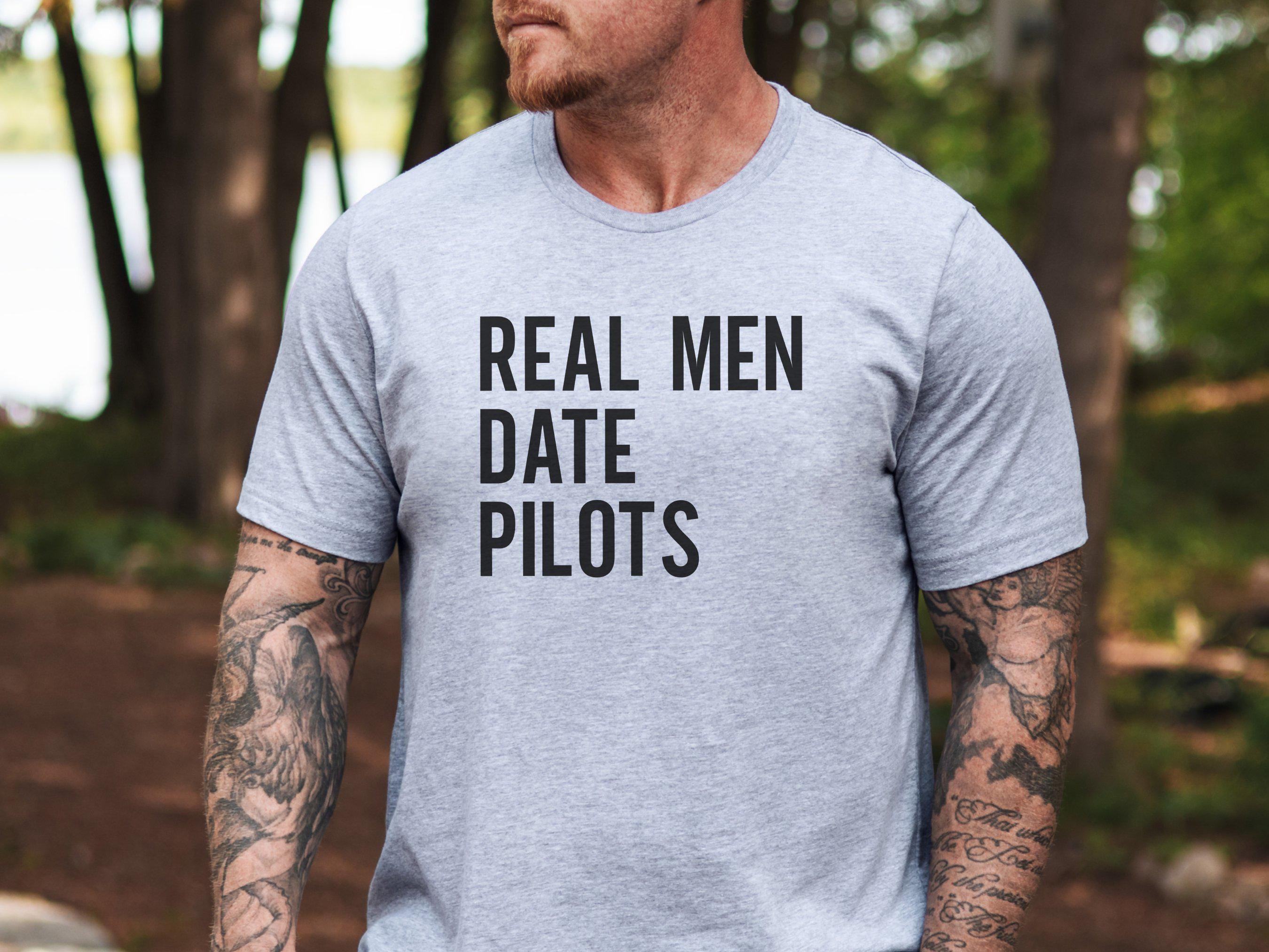 本物の男はパイロットとデート、おもしろTシャツ、航空Tシャツ 