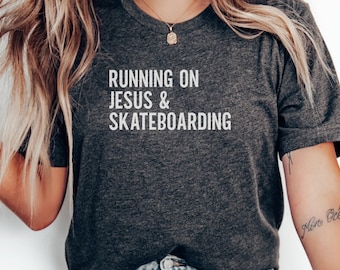 イエスとスケートボードで走るTシャツ、クリスチャンスケーターTシャツ、宗教的なスケートボーダーへのギフト、信仰に基づいたスケーター、クリスチャンTシャツ