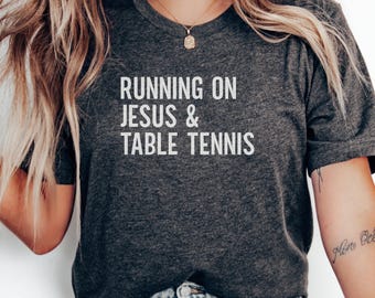ランニング・オン・ジーザス卓球Tシャツ、クリスチャンピンポンTシャツ、面白いスポーツギフト、宗教的ユーモアシャツ、信仰に基づいたトップス