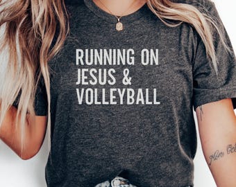ランニング・オン・ジーザス バレーボールTシャツ、クリスチャンスポーツTシャツ、バレーボール選手へのギフト、信仰に基づいたアパレル、スポーツ愛好家向けシャツ