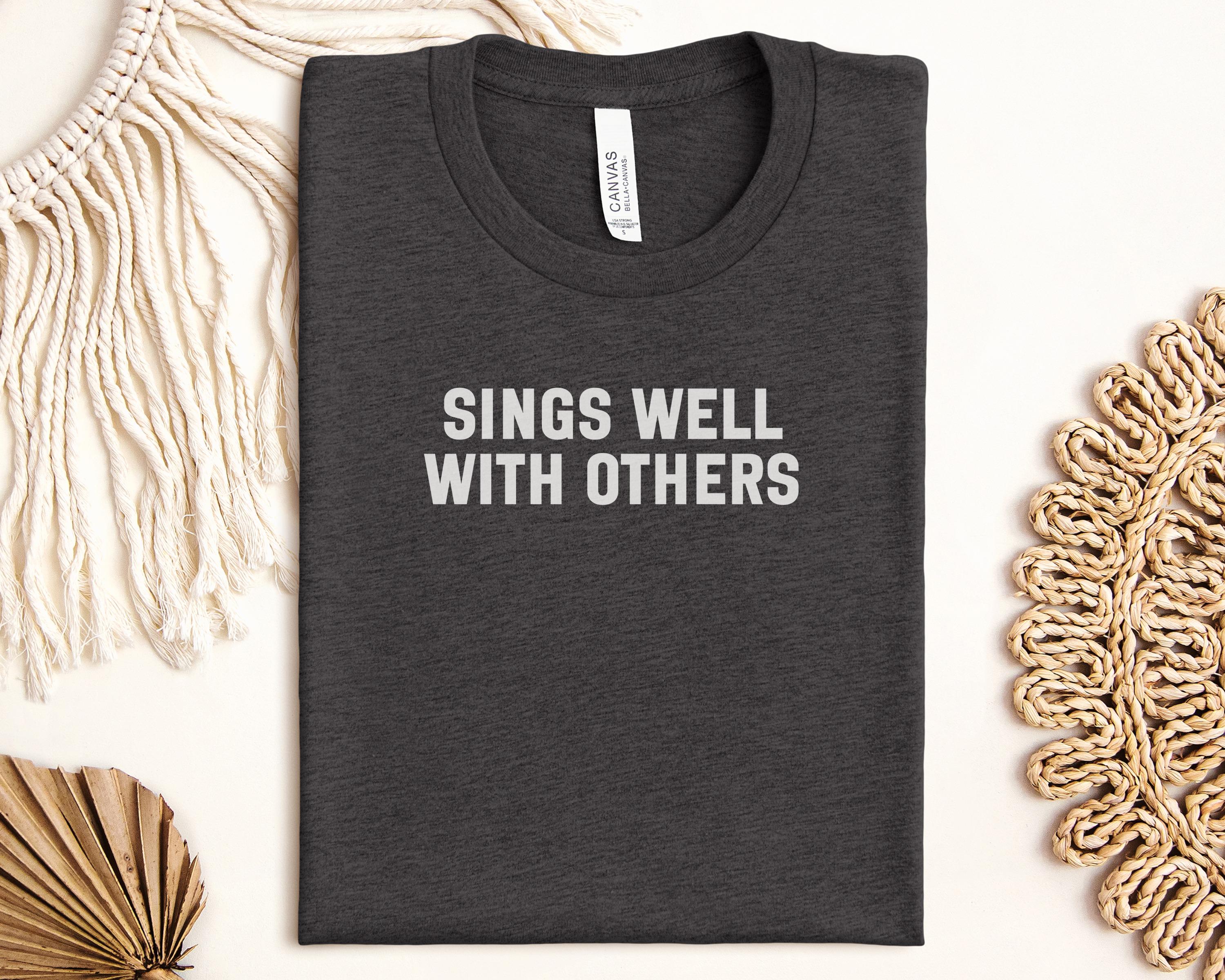 他の人と上手に歌うTシャツ、面白いミュージシャンTシャツ、合唱団の 