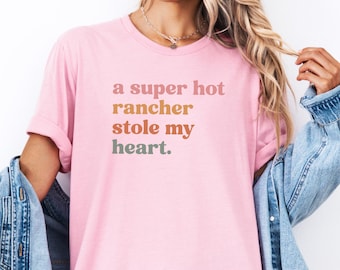 Ein super heißer Viehzüchter T-Shirt, Landliebe T-Shirt, Western Romantik Shirt, Cowboy Freundin Geschenk, Farmleben Bekleidung, niedlich