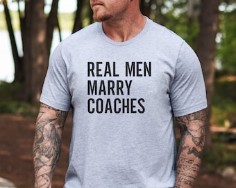 Camisetas "Homens de Verdade Casam com Treinadores", Roupas Divertidas para Esposas de Treinadores, Presente para Marido, Humor de Treinador, Cônjuge que Apoia, Casamento de Treinadores