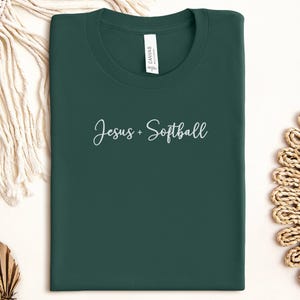 Camiseta de Jesús y sóftbol, divertida camiseta deportiva, bonita camiseta de sóftbol, camiseta cristiana inspiradora, camiseta gráfica informal para mujer Forest