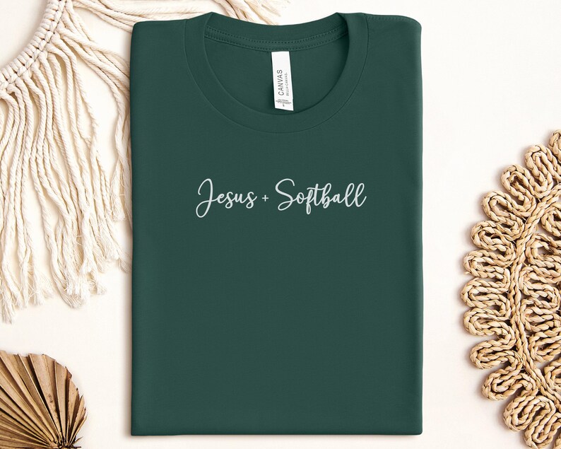 Camiseta de Jesús y sóftbol, divertida camiseta deportiva, bonita camiseta de sóftbol, camiseta cristiana inspiradora, camiseta gráfica informal para mujer Forest